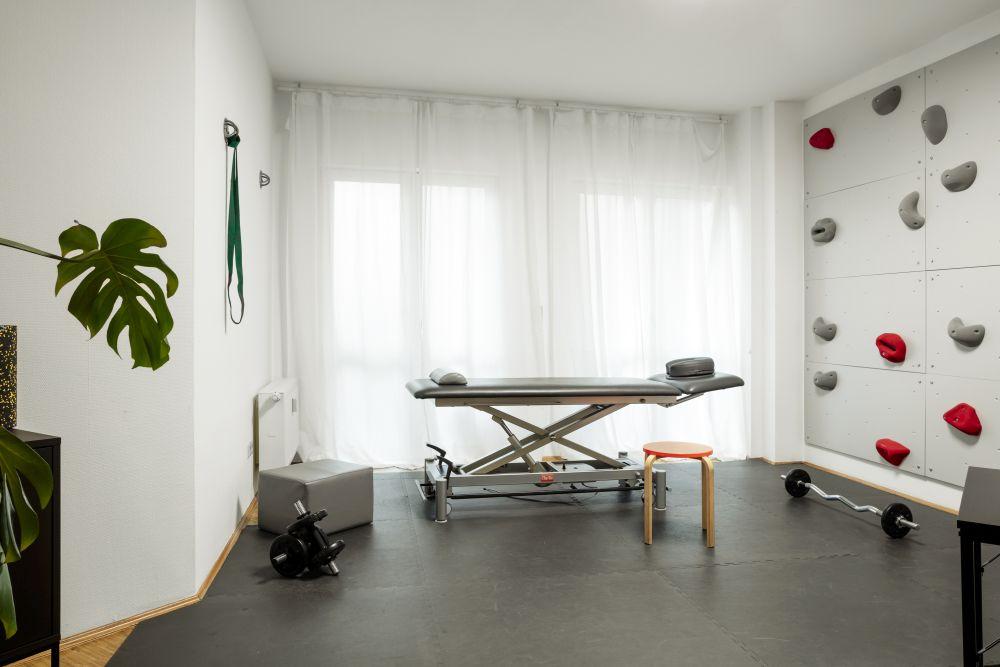 Liege und Kletterwand Behandlungsraum Faszientherapie Berlin Mitte Jennifer Akuffo
