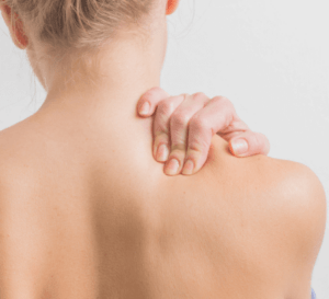 Schmerzgestik Schulter - Jennifer Akuffo - Faszien-Therapeutin Berlin